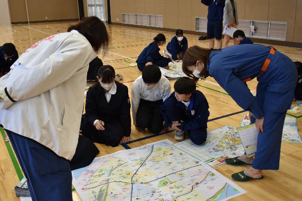 生徒が地図を見て考えています