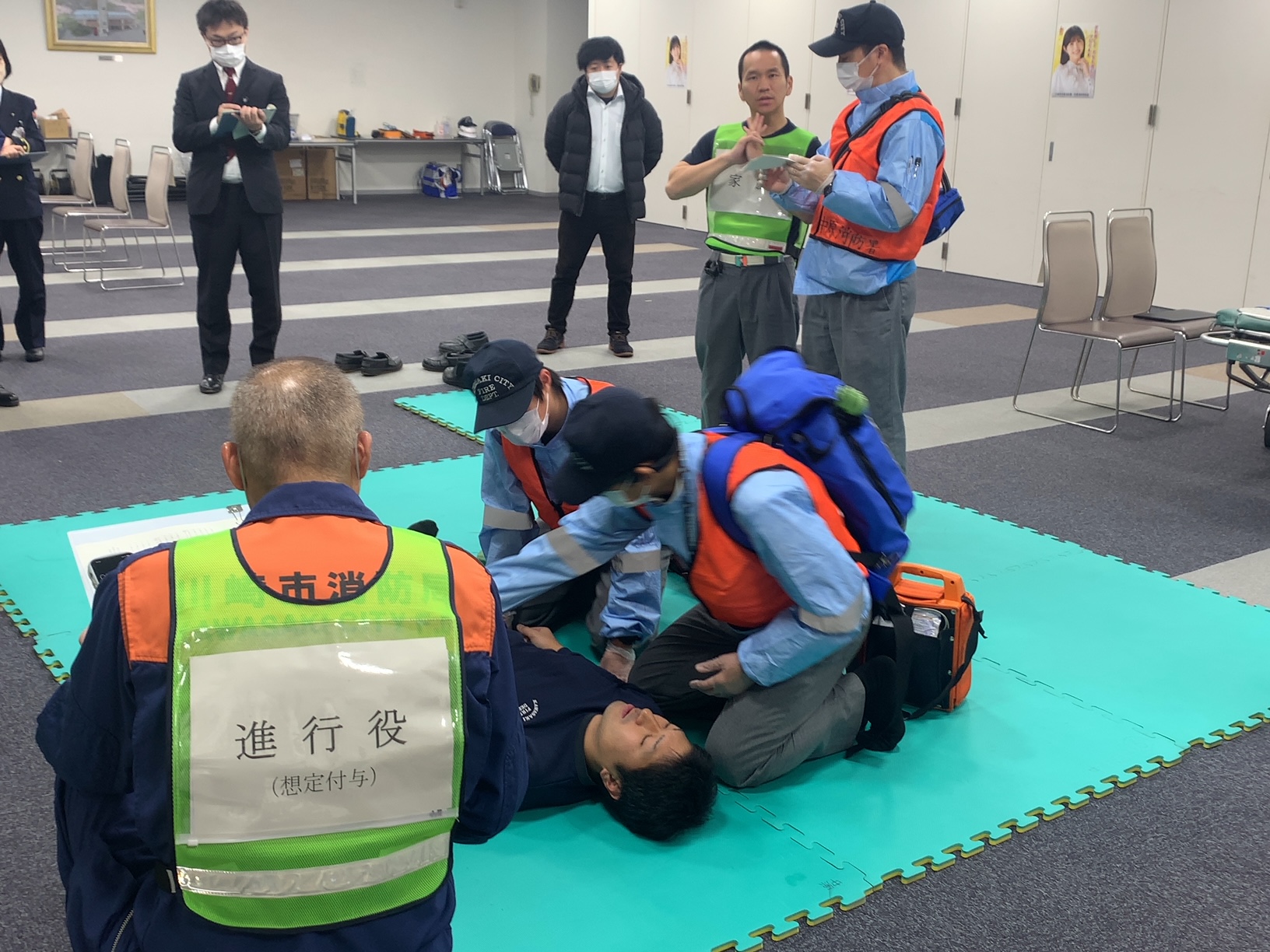 現場について活動を始める救急隊の画像