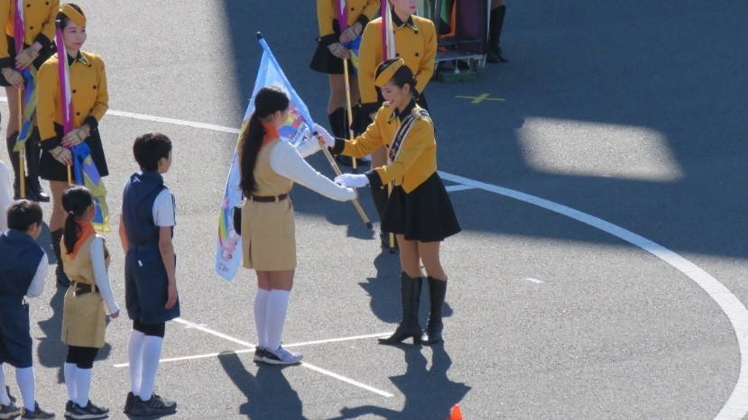 フラッグの贈呈の様子