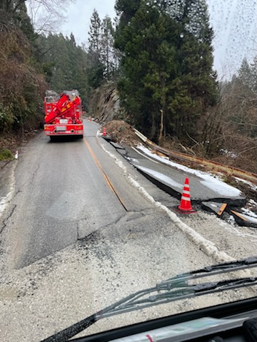 被災地に向かう途中の道路が割れれている写真