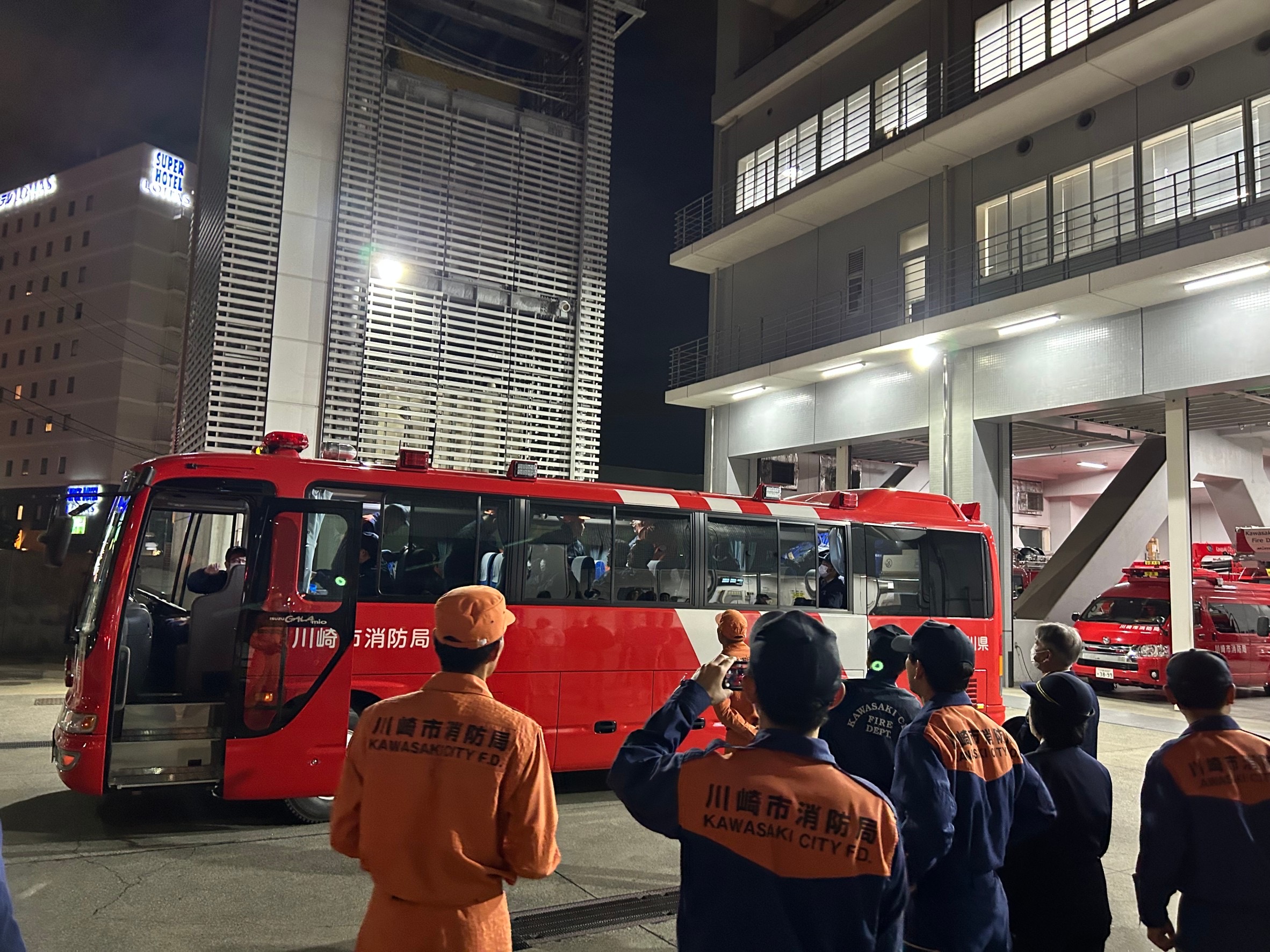 夜に出発する派遣隊員の画像