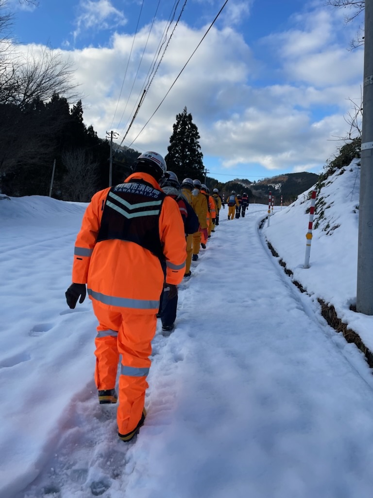 道なき道を進む隊員の写真