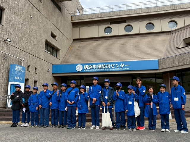 施設前にて集合写真