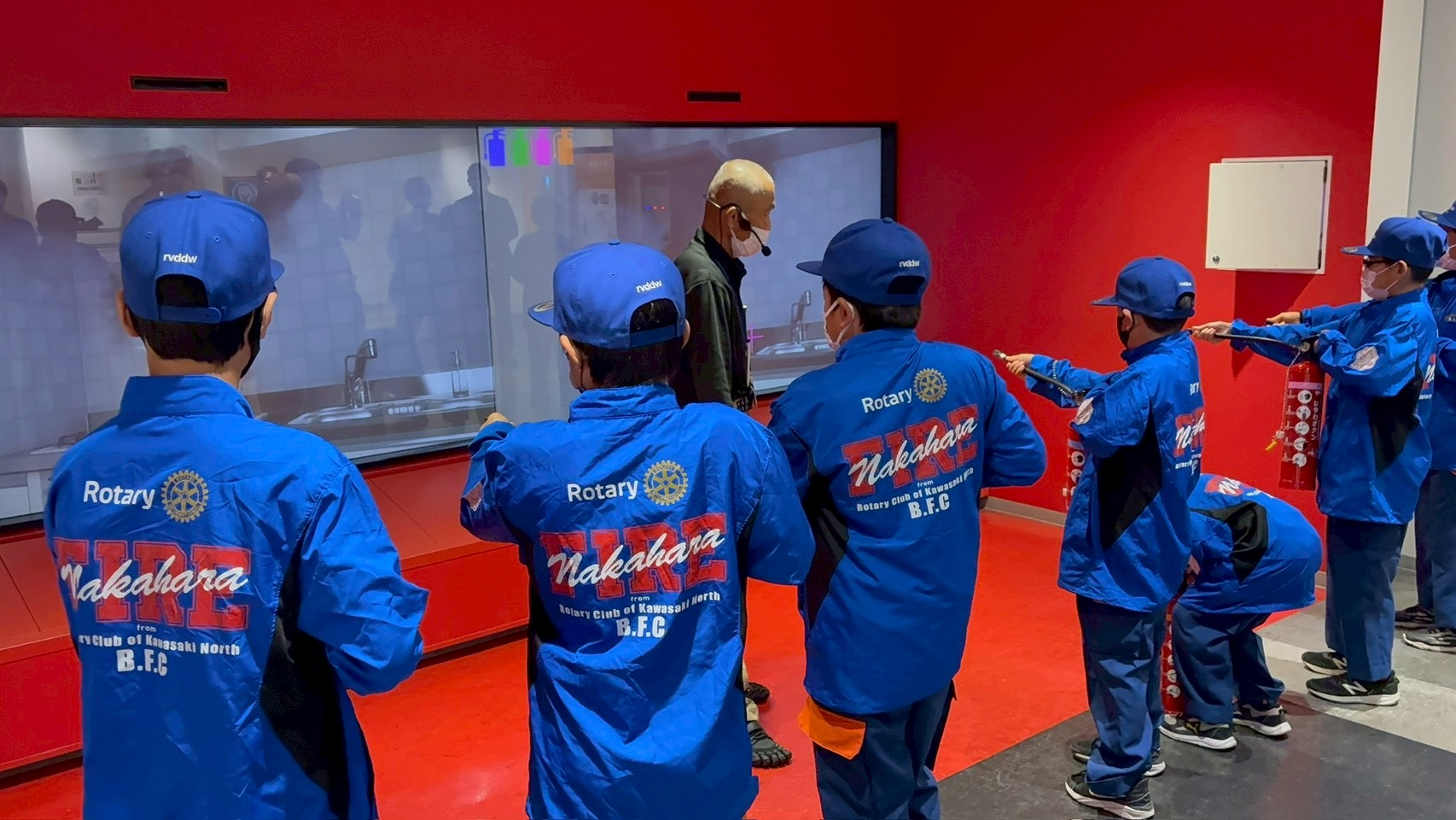 消火器の取り扱い方法について学ぶ様子