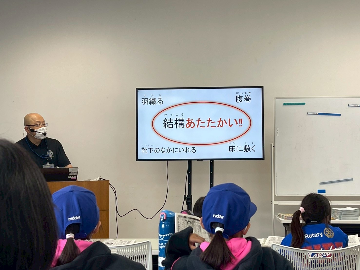 新聞紙を使用して避難グッズの作成をする様子