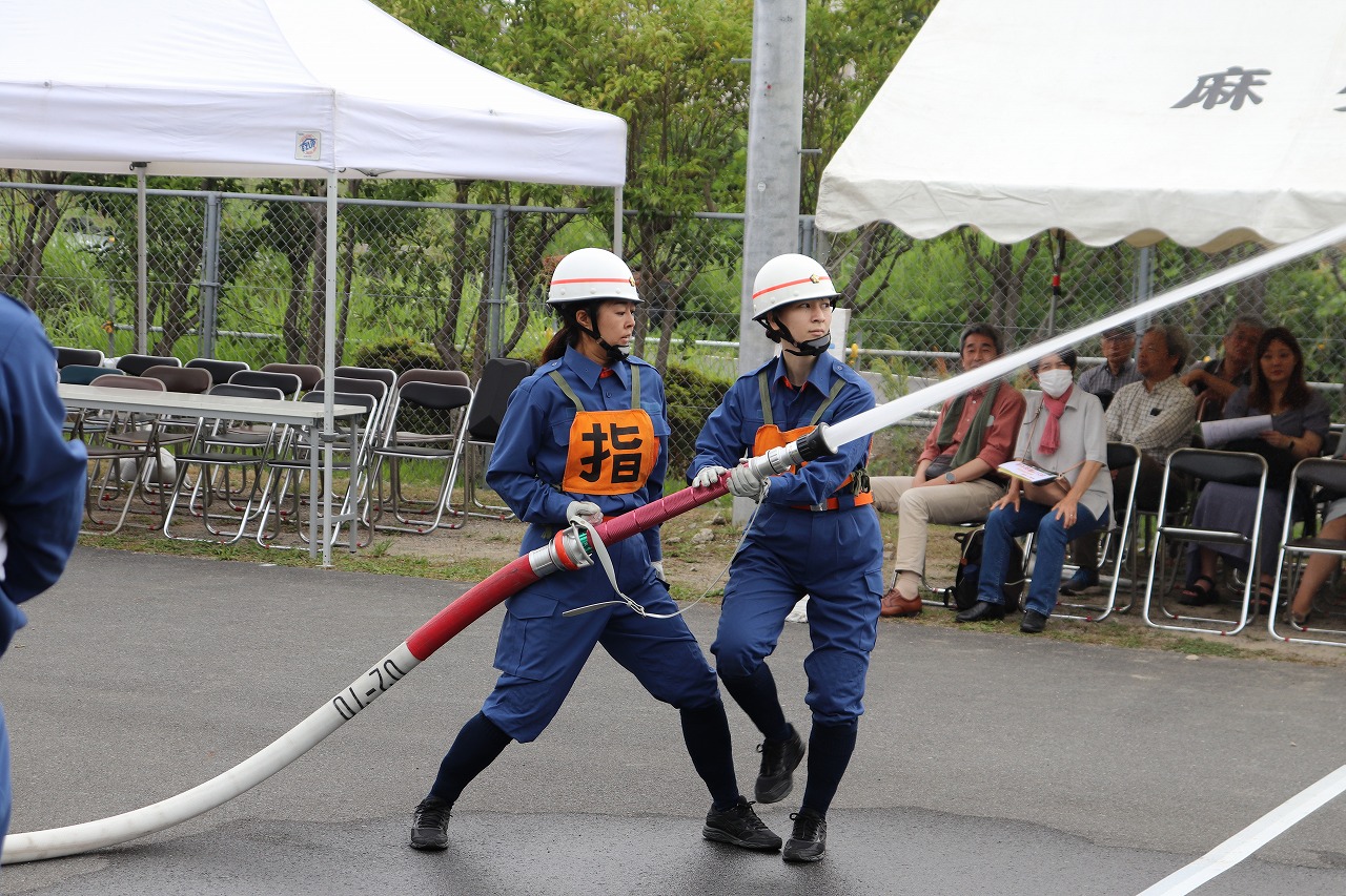 放水する女性消防団員
