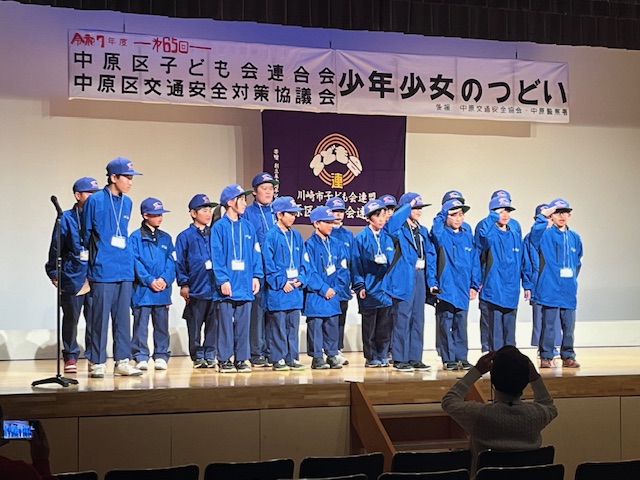 敬礼をするクラブ員の写真