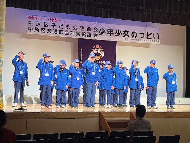 全員での敬礼写真