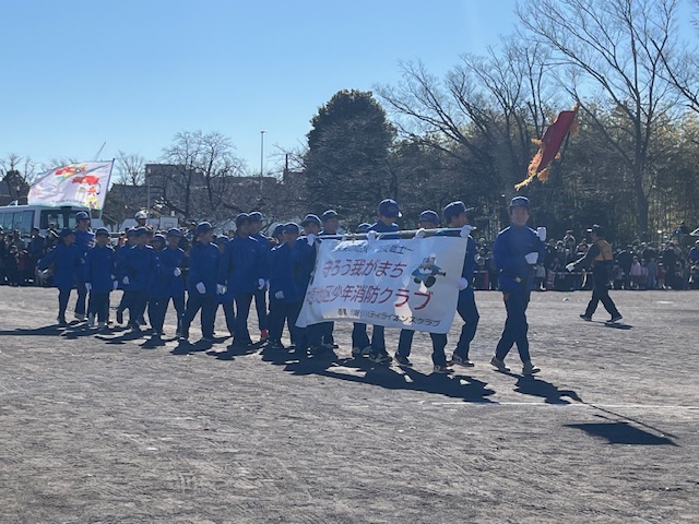 行進するクラブ員の写真