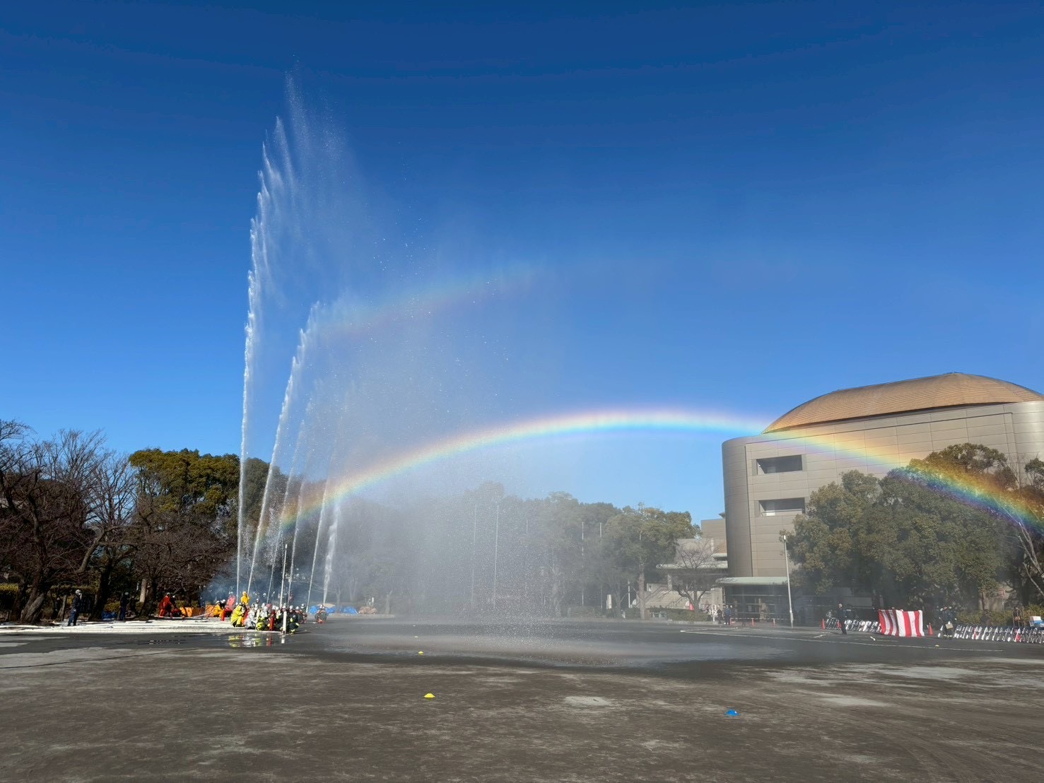 一斉放水の様子の写真