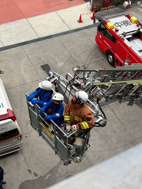 はしご車に乗るクラブ員たちの写真