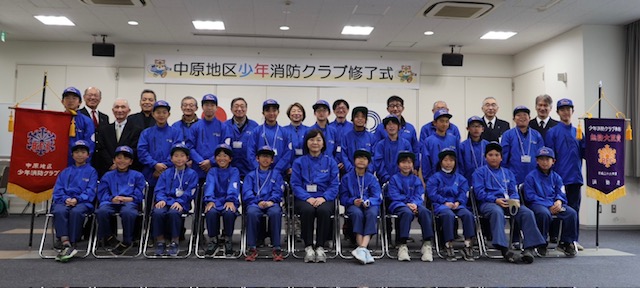 修了式後の全体集合写真