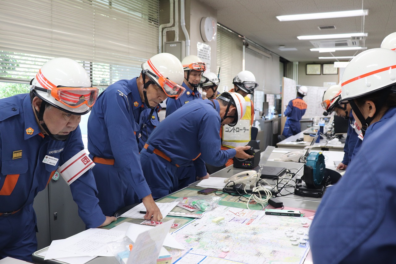 指揮を執る消防団長の様子