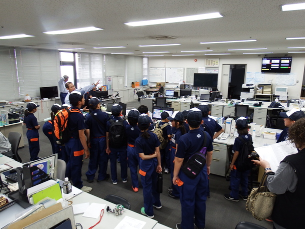当直事務室を見学するクラブ員たち
