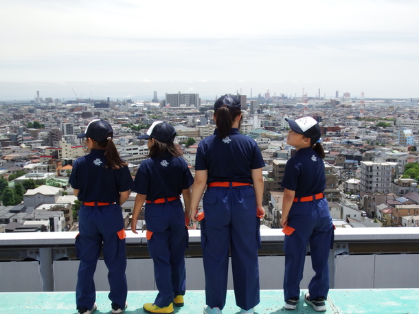 屋上のヘリポートから街を眺めるクラブ員たち