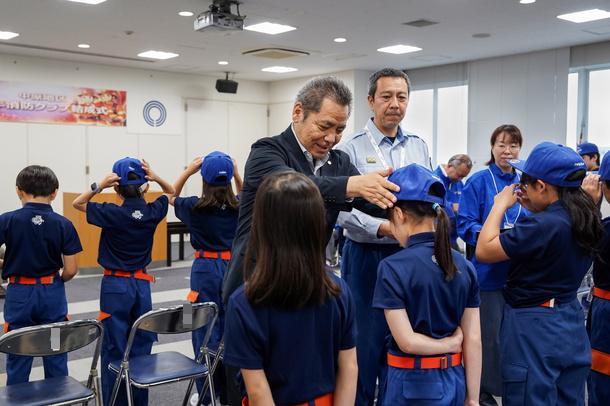 帽子が授与される写真