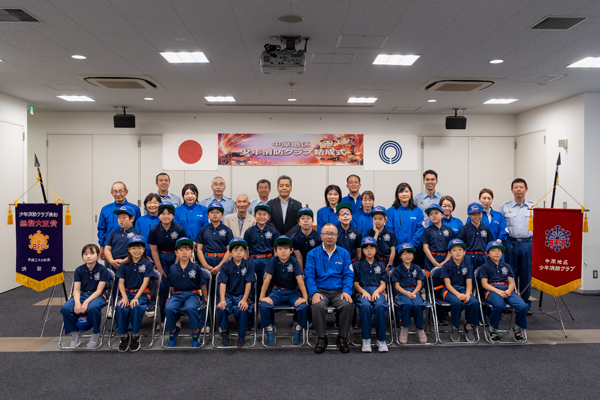 結成式のクラブ員集合写真