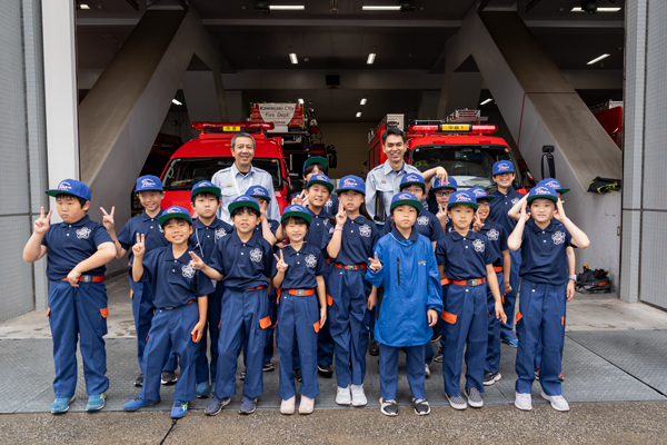消防車両前で記念撮影をするクラブ員集合写真