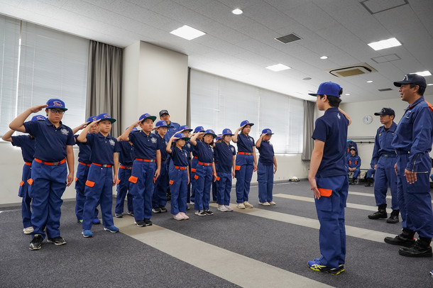 敬礼をするクラブ員たち