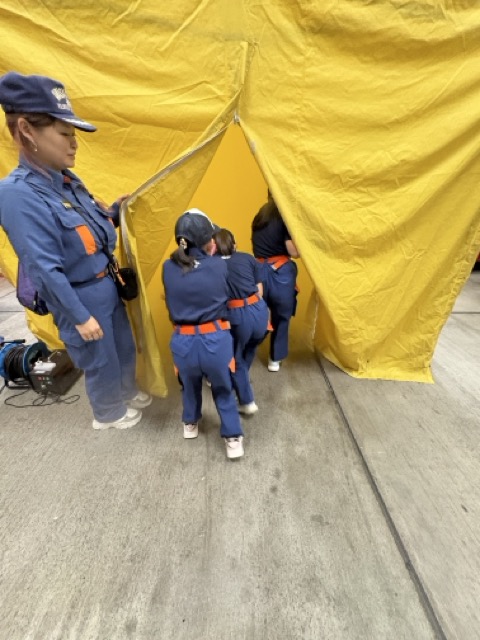 煙体験ハウスに入る少年消防クラブ員