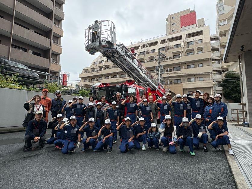 はしご車の前で敬礼