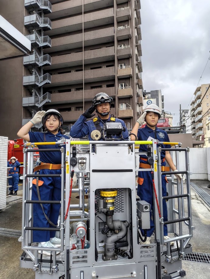 地上で敬礼