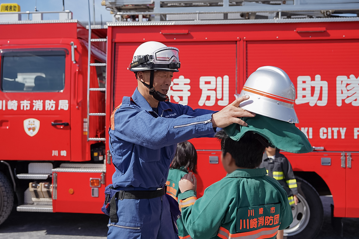 ちびっこ消防服を着る子ども