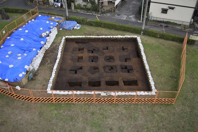 整然と並ぶ総柱式建物