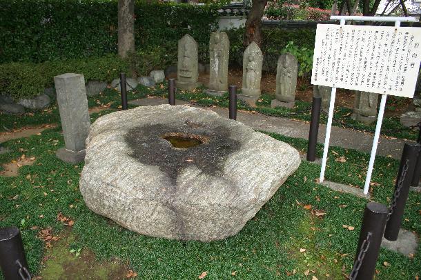 古代の塔芯礎と考えられる影向石