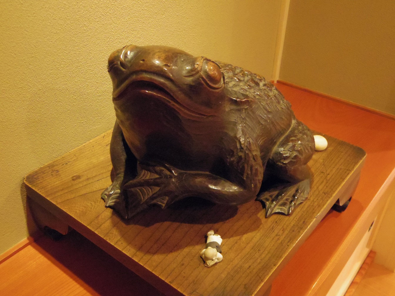 木造蛙彫刻