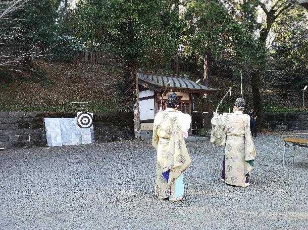 神官が矢を射る様子