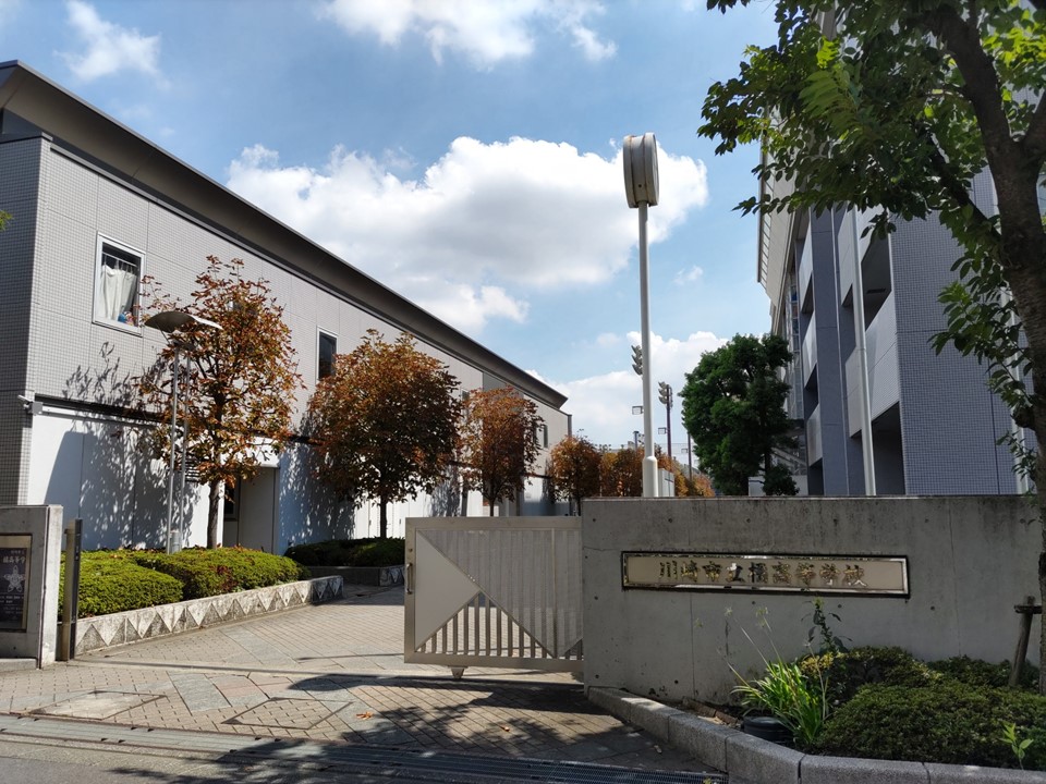 川崎会場の川崎市立橘高等学校の外観写真