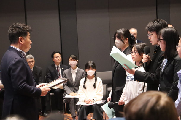 子どもの意見を伝える様子