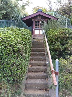 権六谷戸の小祠