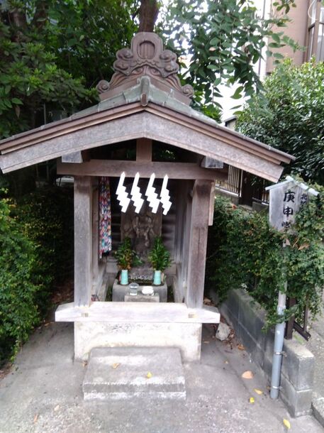 日吉小学校東門前の明和8年銘庚申塔