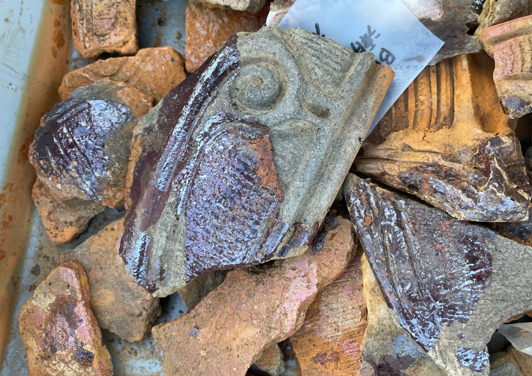 土器表面に光沢のある膜のような汚れがついた