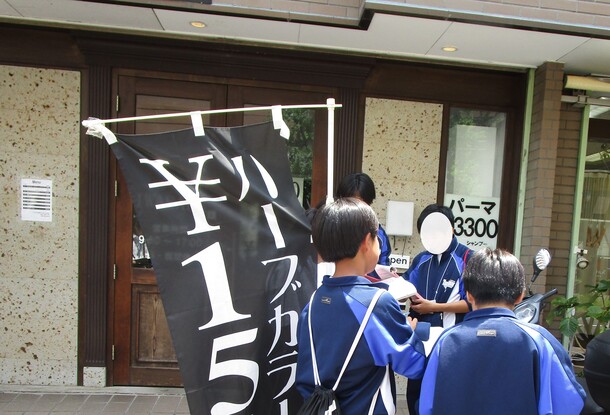 事業所を訪問する様子