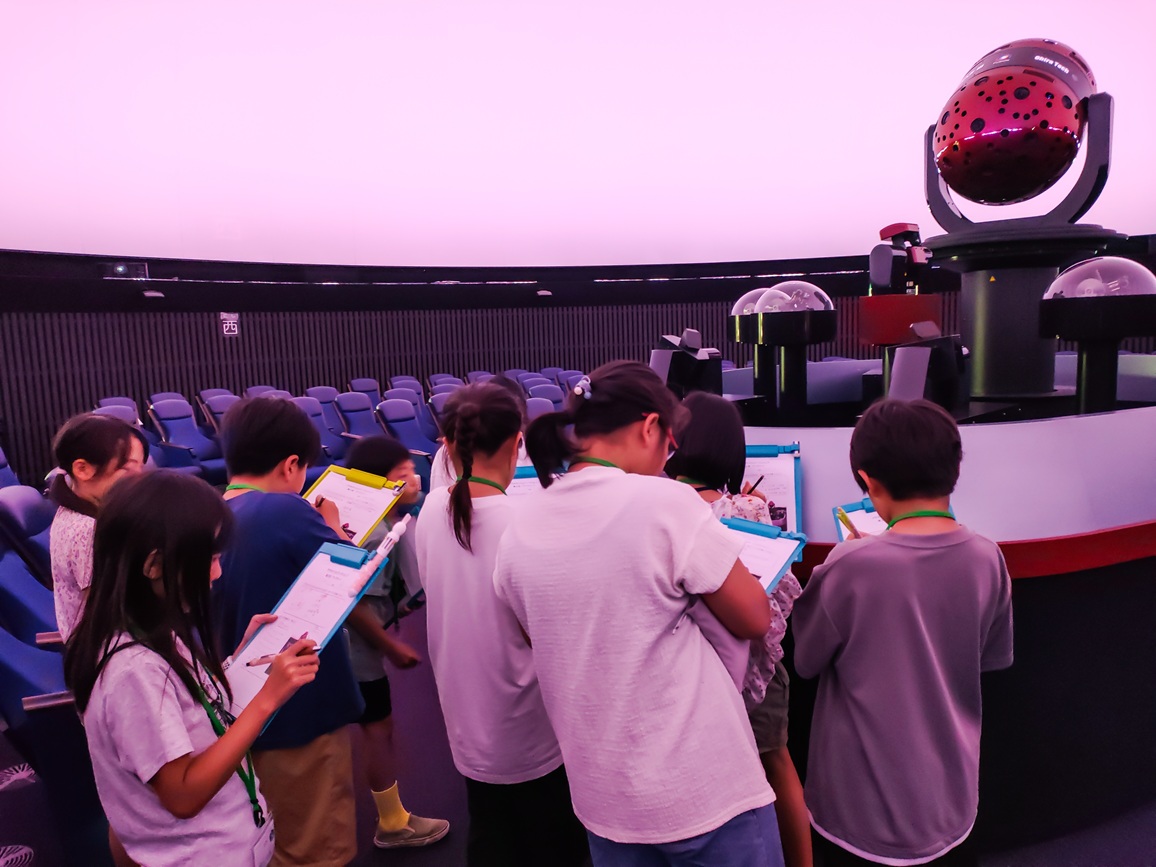 プラネタリウムの仕組みについて学ぶ子どもたち