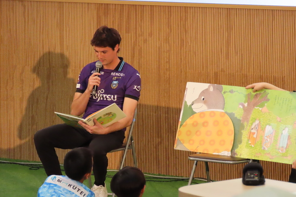 選手が絵本を読み聞かせしている様子