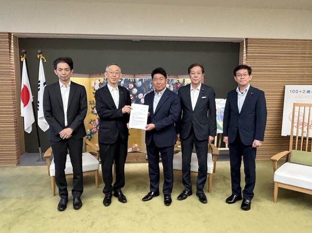 令和7年度決算審査意見書等を市長へ提出