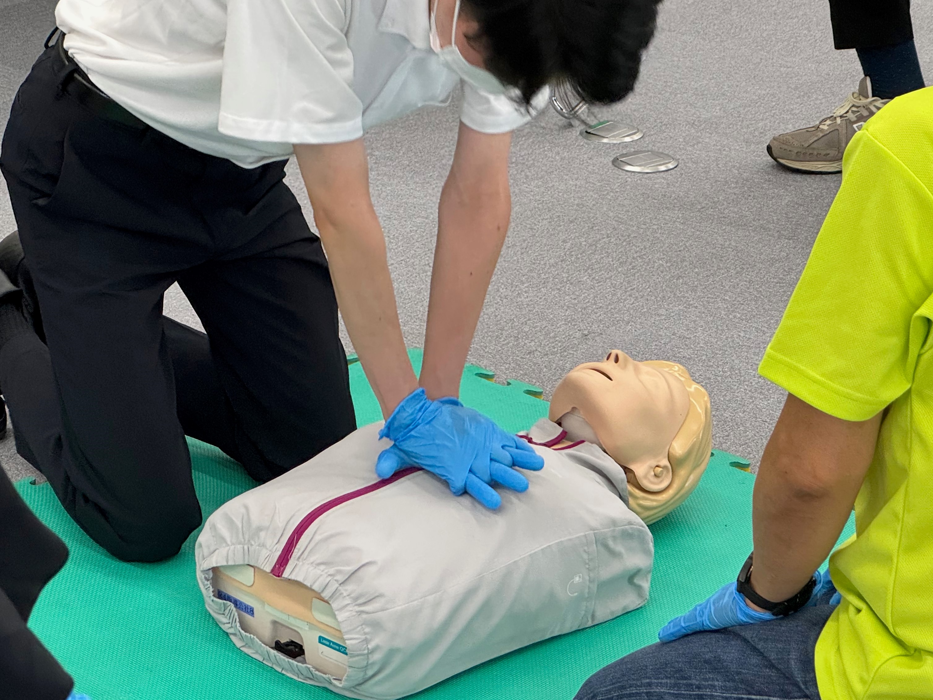 新規採用職員フォロー研修（救命講習）の様子