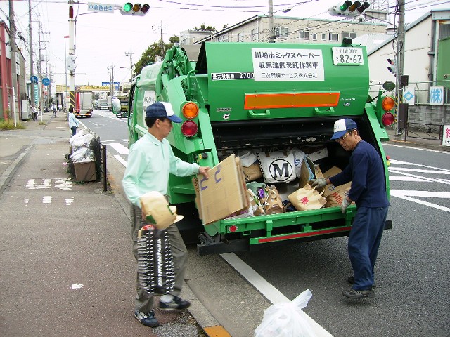 ミックスペーパーの収集作業