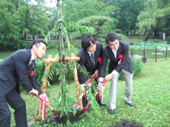 日本陸上競技選手権大会の記念植樹をする鏑木議長(中央)