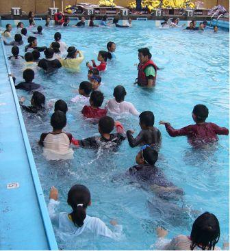 小学校での着衣水泳