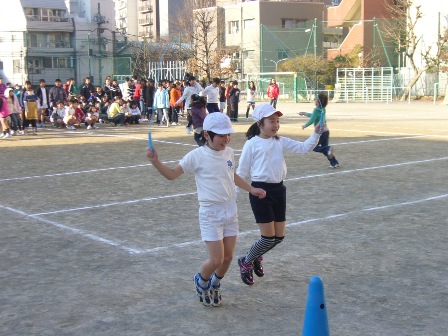 キラキラタイムで運動を楽しむ児童