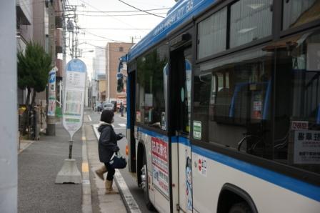 1月24日に再開された古市場交番前バス停（幸区）