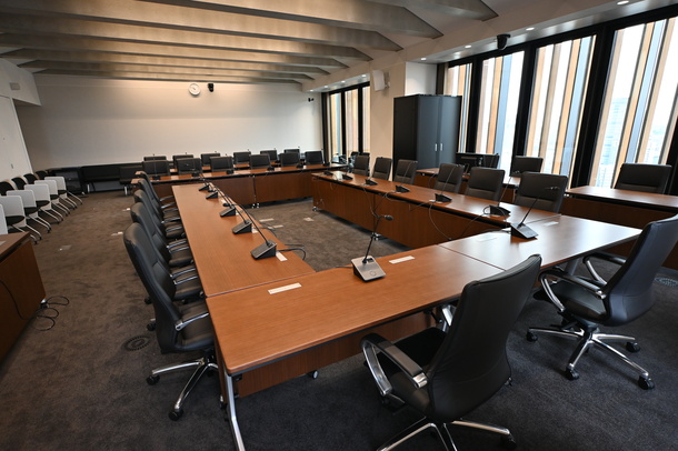 委員会のようすを撮影した写真です。本会議場とは別の部屋で小人数による会議が行なわれています。