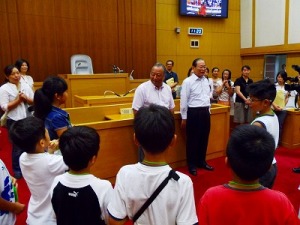 夏休みこども議場見学会の様子