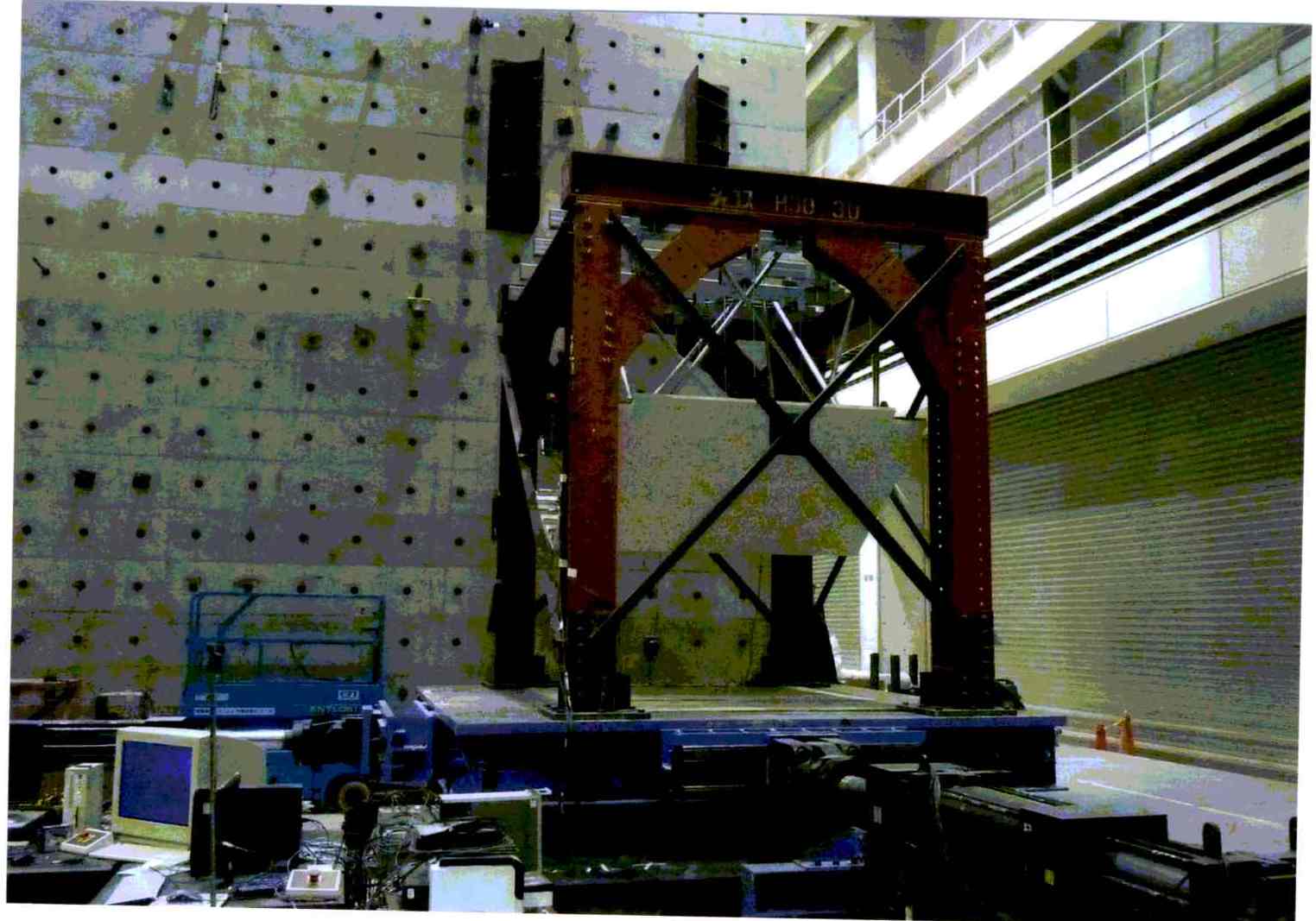 ホール天井実大モデルを使った耐震性能を検証する加振実験装置