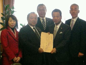 甘利　明大臣に要望書を手渡す大島議長（左から2番目）
